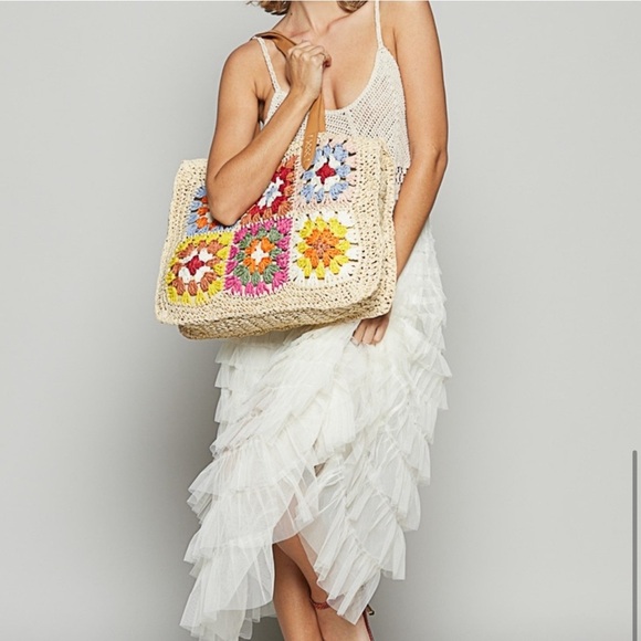 POL GRANNY SQUARE THE BEACH READY CROCHET BEACH TOTE IN SAND IN OLIVE MULTI - Picture 7 of 9